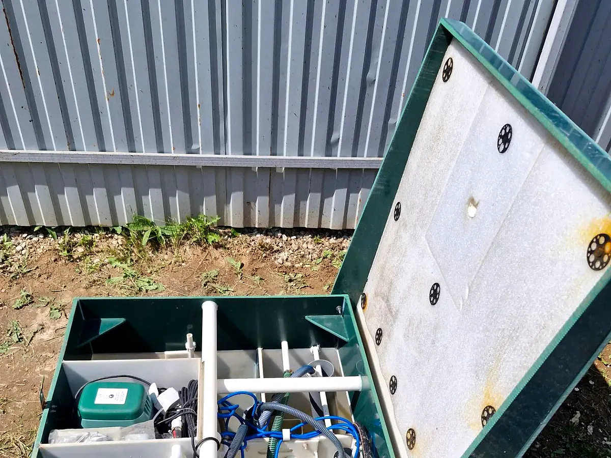 Установленная станция очистки с открытой крышкой на участке